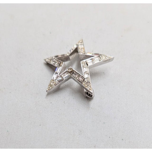 Kramer Vintage 1950s Signed Kramer of Ny Rhodium Plated Clear Rhinestone Star Brooch For Sale - Image 4 of 10