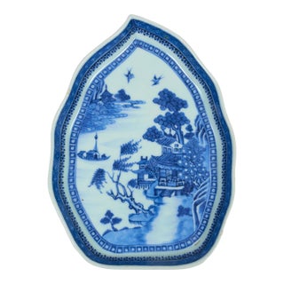 Mid 19th Century Chinese Export Blue and White Leaf-Shaped Dish For Sale