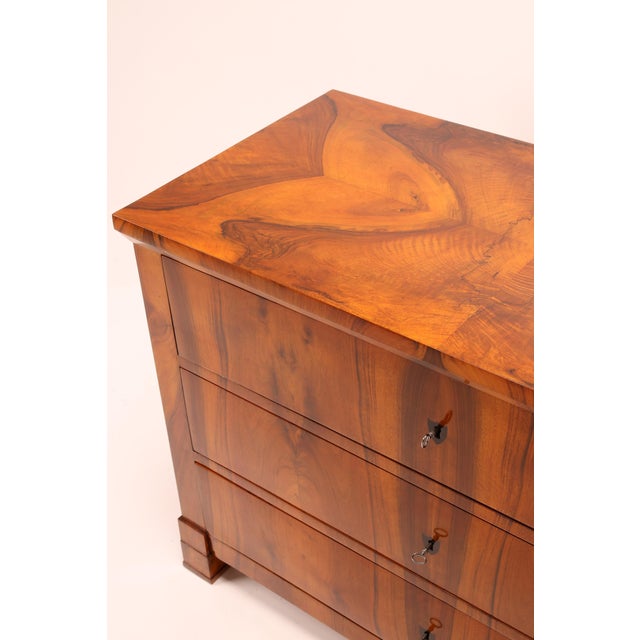 Biedermeier Chest of Drawers in Walnut, 1830 For Sale - Image 9 of 16