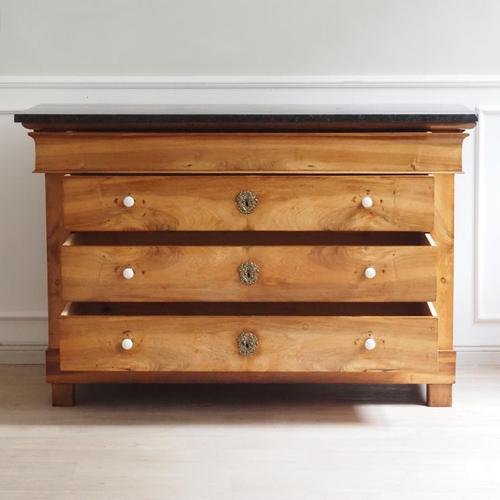 This stylish four-drawer chest of drawers was made around 1850 in the Louis-Philippe style and exhibits the typical...