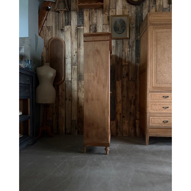 This antique walnut bookcase captivates with its rich grain and understated elegance. Both authentic and timeless, it...