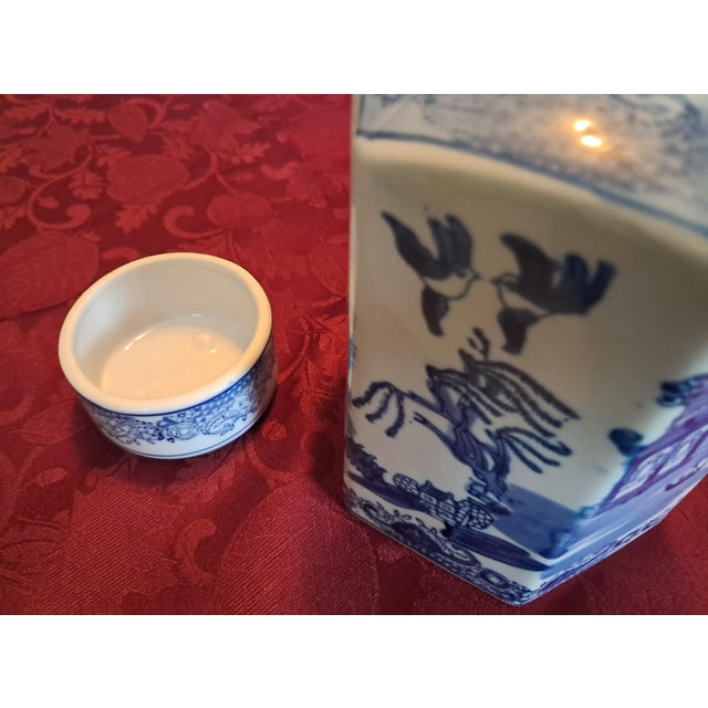 1970s Mid-Century Modern Hexagon Blue Willow Ginger Lidded Jar For Sale - Image 9 of 18