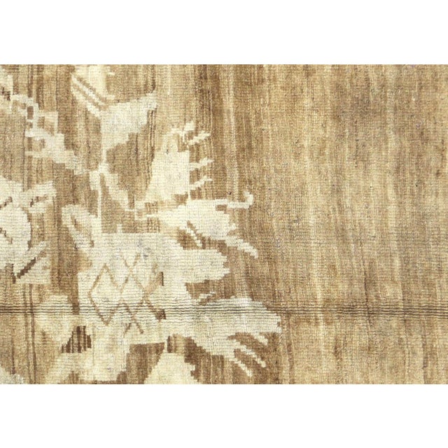 Originating from the Oushak region of Western Turkey, this vintage rug exemplifies the distinguished weaving heritage of...