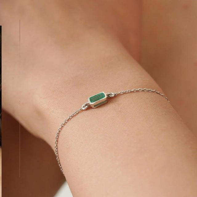 Dainty Stackable Emerald Chain Bracelet in Pure 925 Silver for Everyday Wear For Sale - Image 4 of 11