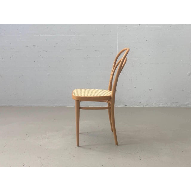 A classic vintage bentwood chair by thonet from 1981. The characteristic construction of bent beechwood draws on the time-...