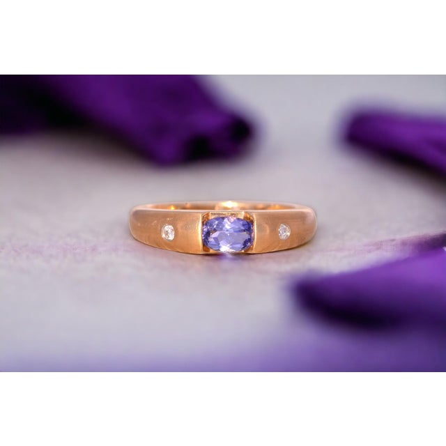 Contemporary The Hereford: New Old Stock Vintage Tanzanite and Diamond Ring in Yellow Gold For Sale - Image 3 of 11