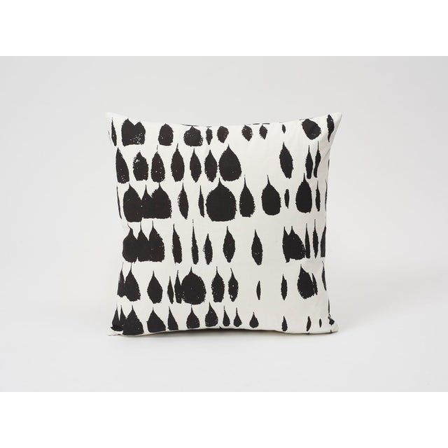 Contemporary Schumacher Double-Sided Pillow in Queen of Spain Print For Sale - Image 3 of 11