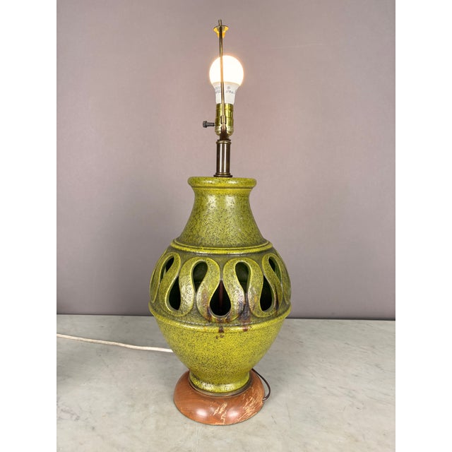 1950s Large Green Pottery Finial Table Lamp For Sale In New York - Image 6 of 6