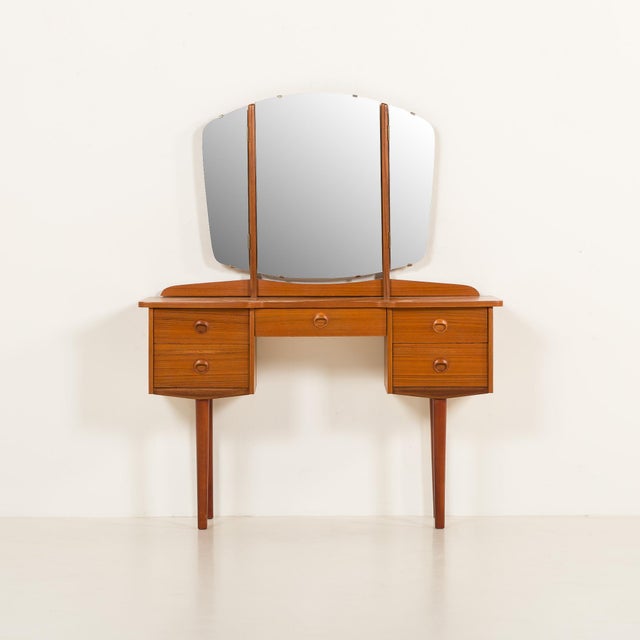 This elegant scandinavian mid-century dressing table in teak comes from the 1970s. It’s a fine example of mid-century...