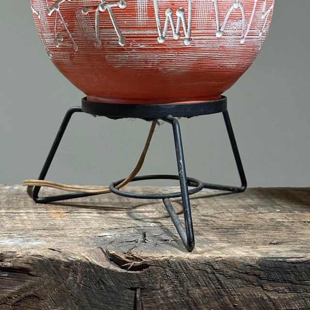 1960s Pair of Modernist Vintage Pink Carved Ceramic Lamps With Wire Stands For Sale - Image 5 of 10