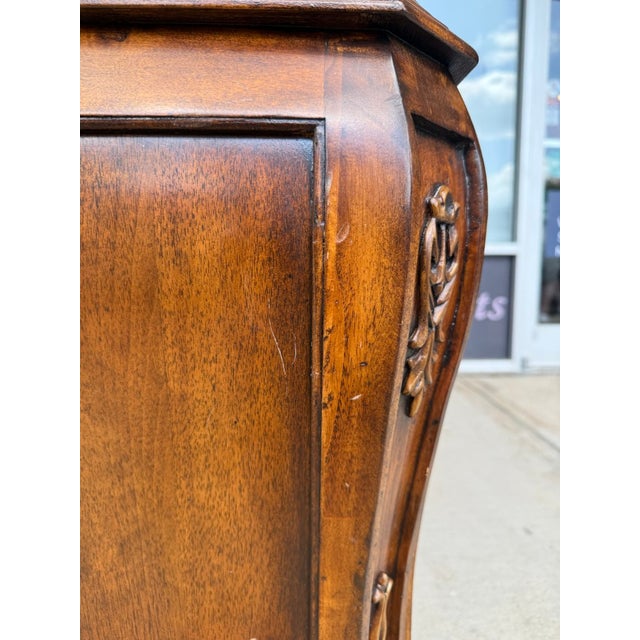 Late 20th Century Pair of Orleans International French-Style Burled Walnut Bombe Nightstands For Sale - Image 17 of 18