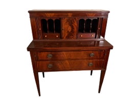 Example of Federal Secretary Desks