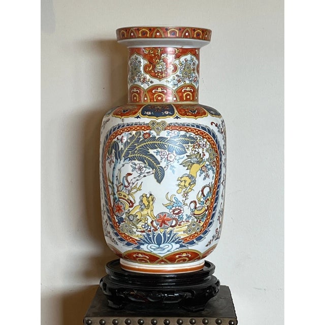 This impressive 15-inch Ardalt Italy ceramic vase features a vibrant Chinoiserie design in a classic Imari-style palette....