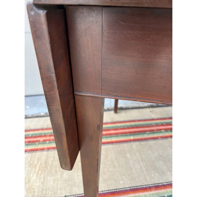 American Antique Mahogany Federal Hepplewhite Drop-Leaf Pembroke Table, Pennsylvania 1800 For Sale - Image 3 of 12