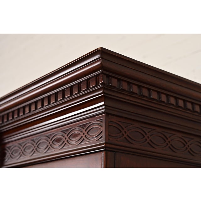 Late 20th Century Kindel Furniture Georgian Carved Mahogany Lighted Breakfront Bookcase Cabinet For Sale - Image 9 of 15