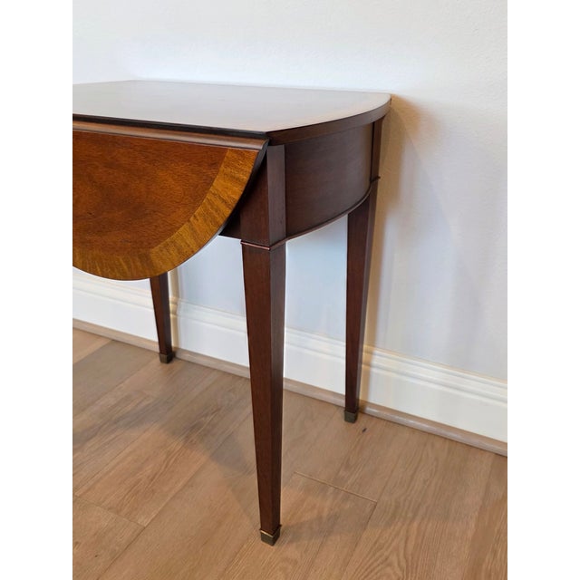 American Federal Style Cross-Banded Matched Mahogany Drop-Leaf Extending Occasional Table Signed Baker Furniture For Sale - Image 13 of 17