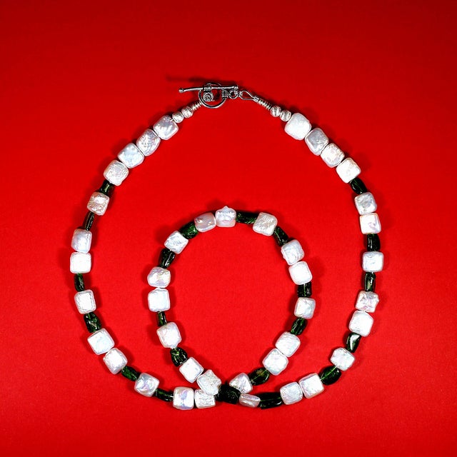 2020s Aria Jewelry 25-Inch White Pearl & Green Chrome Diopside Necklace For Sale - Image 5 of 5