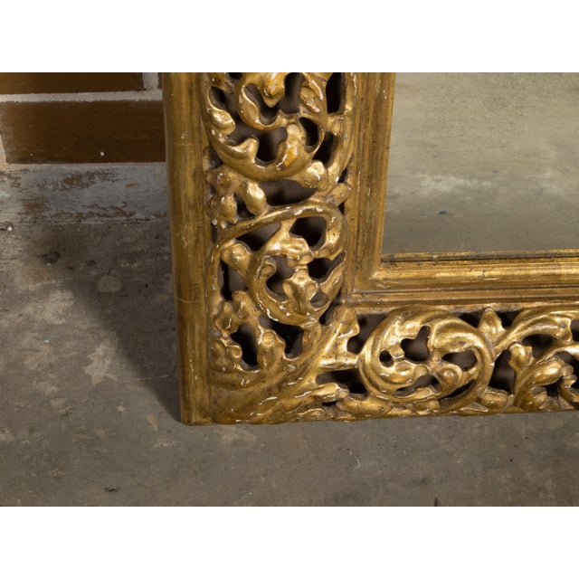 Italian 1940s Giltwood Mirror with Carved Scrolling Foliage and Acanthus Leaves For Sale - Image 4 of 8