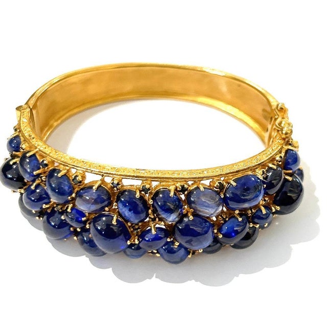 Bochic "Capri" Vintage Blue Sapphire Cabochon Bangle Set in 18K Gold & Silver For Sale - Image 4 of 18