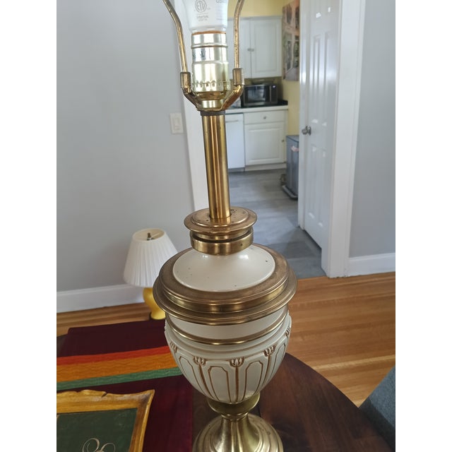 Hollywood Regency Stiffel Vintage Brass Table Lamp – Hollywood Regency Style For Sale - Image 3 of 9
