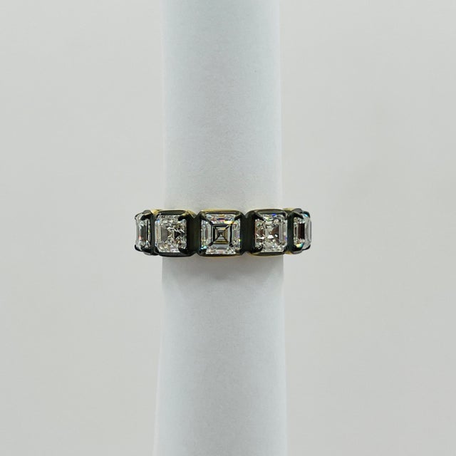 Gia Asscher Cut Diamond Eternity Band in 18k Yellow Gold & Black Rhodium, Size 7 For Sale - Image 4 of 8