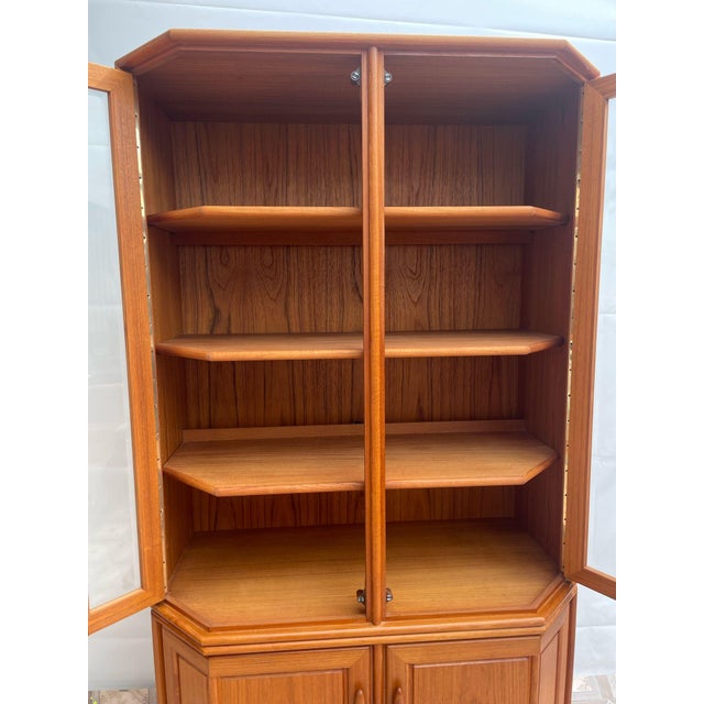 Danish Illuminated Teak Display Cabinet For Sale - Image 5 of 18
