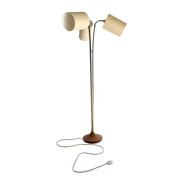 Brighten up your space with the retro charm and functional elegance of this 1970s Danish designer floor lamp. Featuring a...