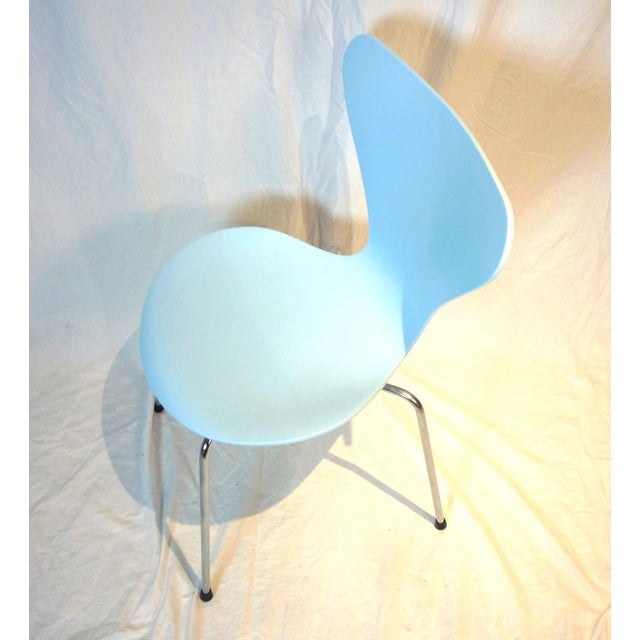 Chair Mod. 3107 created by Arne Jacobsen in 1955 (still produced) and published in Denmark by Fritz Hansen. Azure blue...