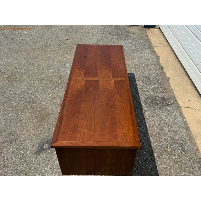 Mid-Century Modern Walnut Low Coffee Table/Media Console With Sliding Doors For Sale In Philadelphia - Image 6 of 12