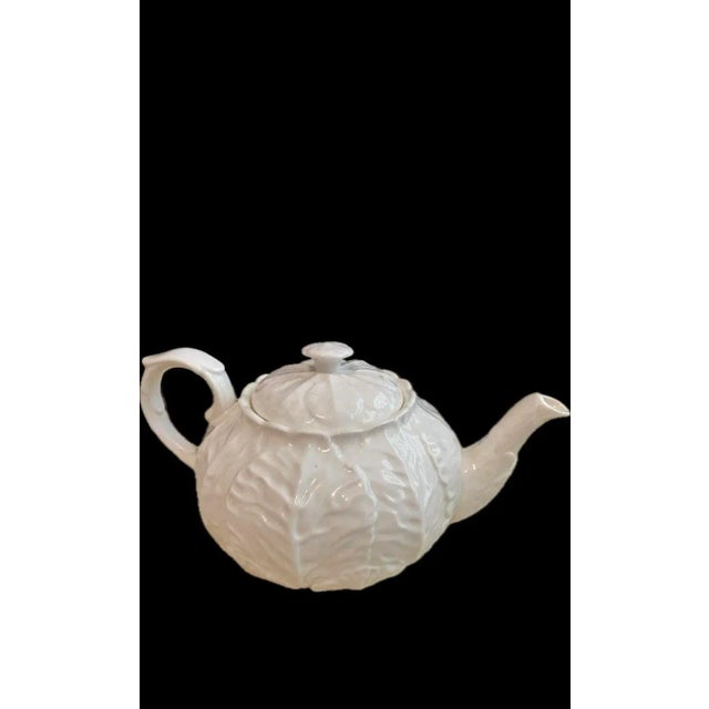 Gorgeous vintage bone China Coalport tea pot. Sign and made United Kingdom A fantastic piece, doesn’t show its age....