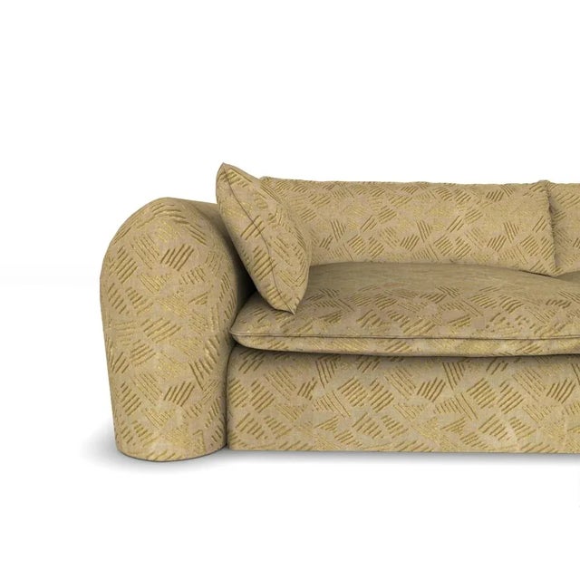 Underpinned by a minimalist and sophisticated aesthetic of clean lines.