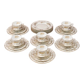Royal Crown Derby “Marquis” A1222 Bone China Service for Six – 30 Pieces – Beaufort Shape, England (1958–1964) For Sale