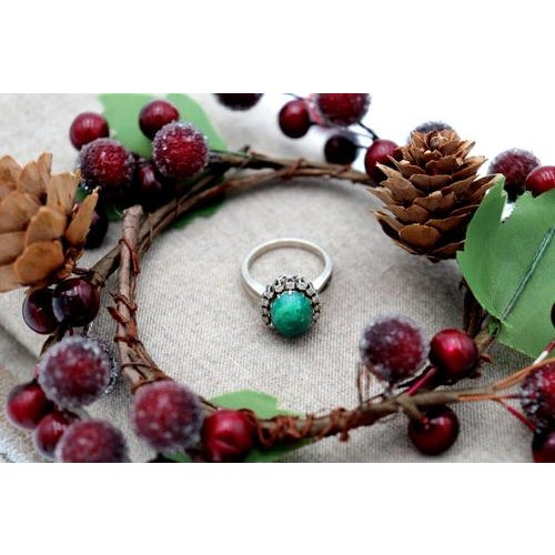 Metal White Gold Ring with Brilliant-Cut Diamonds and Cabochon-Cut Malachite For Sale - Image 7 of 7