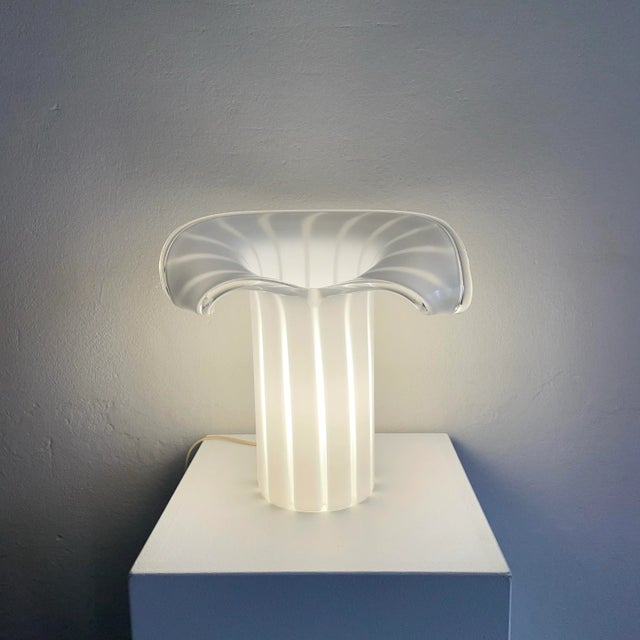 Calla lily-shaped table lamp. Made in Murano (Italy), 1980s. White and clear blown glass. Excellent craftsmanship....