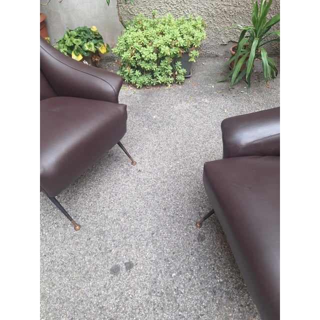 Mid-Century Modern Armchairs in Dark Brown Eco-Leather, Iron Legs and Brass Finish by Gigi Radice for Minotti, 1950s, Set of 2 For Sale - Image 3 of 8