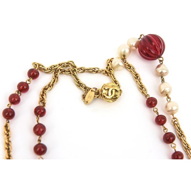 Chanel 1984 Long Sautoir Wrap Necklace With Red Gripoix Glass, Faux Pearls and Gold Links For Sale - Image 12 of 12
