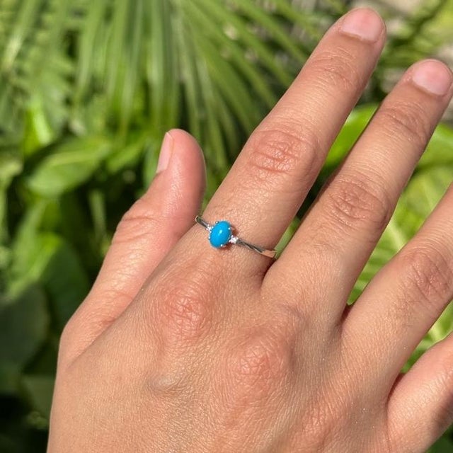 Contemporary Oval Cut Turquoise & Diamond Solitaire Three Stone Ring in 14k Gold Size 4 For Sale - Image 3 of 13