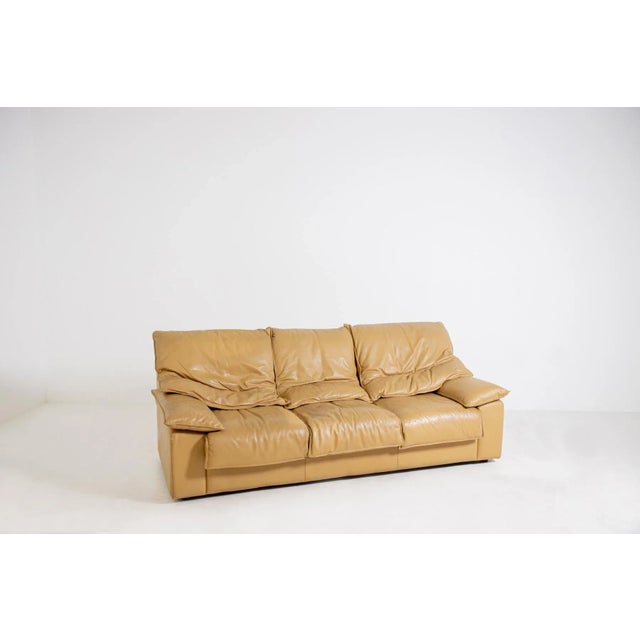 Mid-Century Modern Vintage Italian Camel Colored Leather 3-Seat Sofa, 1970s For Sale - Image 3 of 8