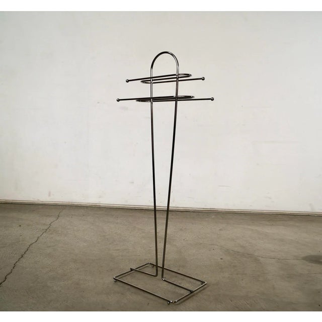 Vintage Mid century Modern towel rack for sale. It's in excellent condition, and really well made. It's made of chrome,...