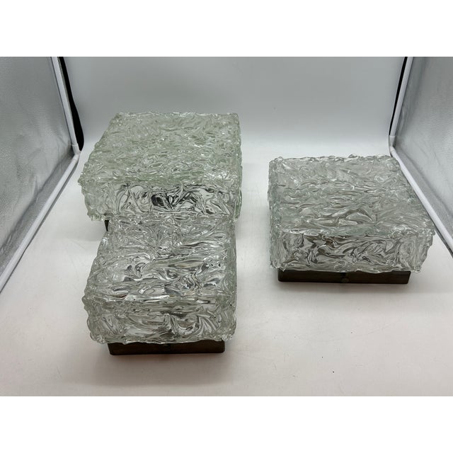 The measurements of the three are different: 30x30x15 25x25x12 20x20x13 I have official proof of authenticity such as...