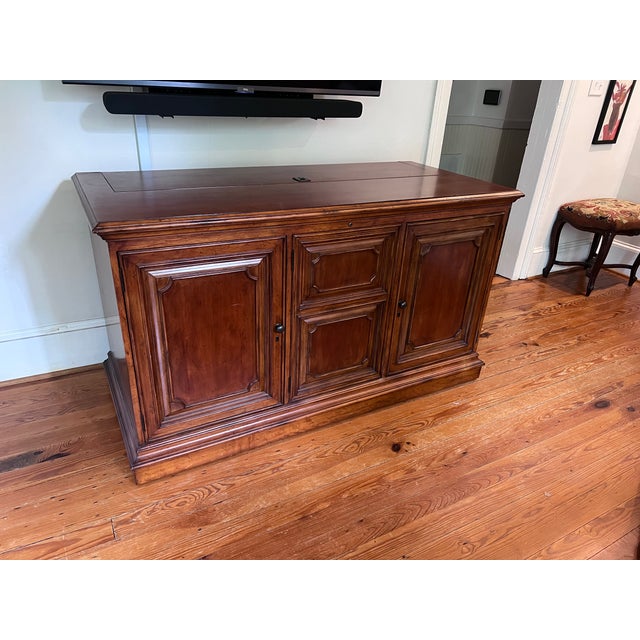TV lift cabinet / TV hideaway cabinet / TV hide console holds up to 55" tv lifts entire tv out in under 30 seconds This...