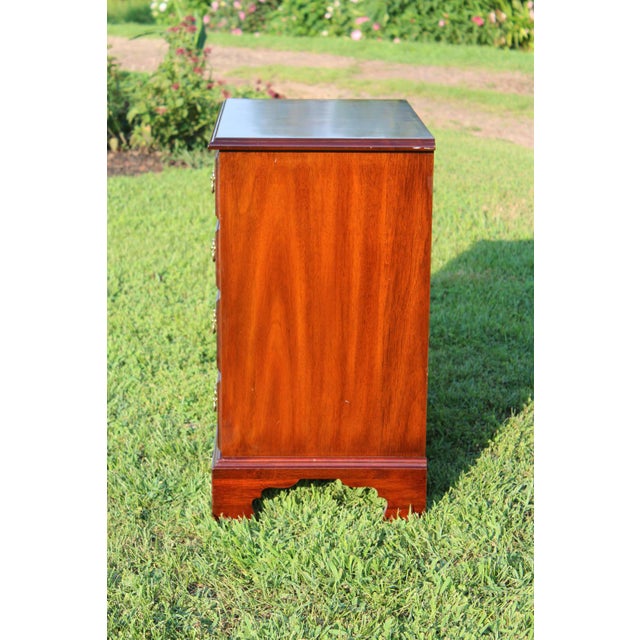 1990s Henkel-Harris Mahogany Nightstands—A Pair For Sale - Image 5 of 18