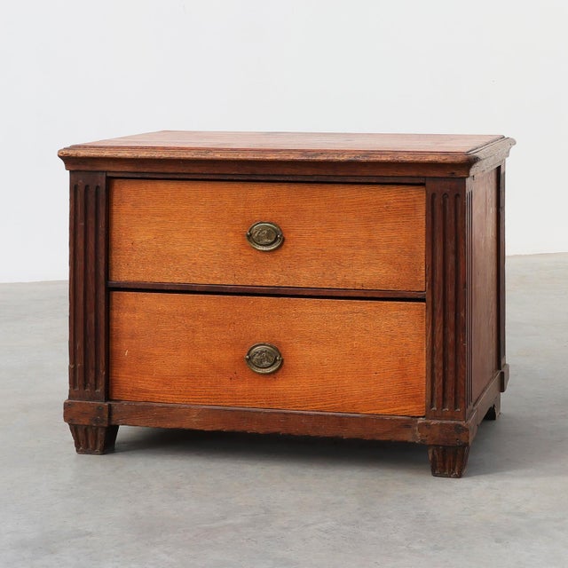 French Louis XVI Oak Commode with Fluted Corner Posts and Brass Handles, 1800 For Sale - Image 12 of 12
