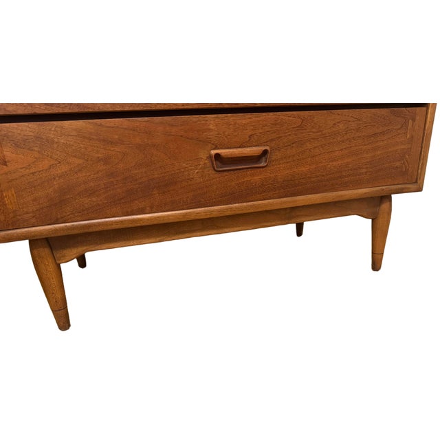 Lane Acclaim Mid-Century Walnut Highboy Dresser – 1960s For Sale In New York - Image 6 of 9