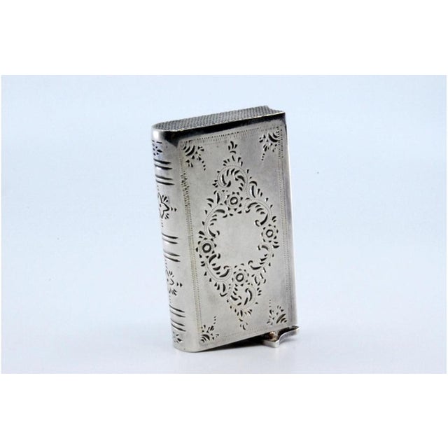 Silver Silver Matchbox with Engraved Plant Motifs For Sale - Image 8 of 10