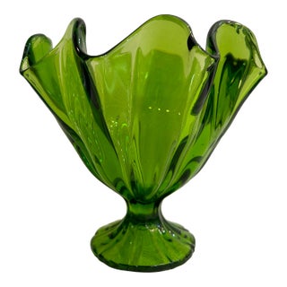 1960’s l.e. Smith Glass Green Handkerchief Vase on Pedestal Base For Sale