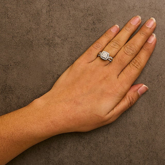 10K Yellow Gold 1.0 Cttw Diamond Composite Cushion-Shape Halo 3-Band-Look Engagement Ring (H-I Color, SI1-SI2 Clarity) - Size 6-1/2 For Sale In New York - Image 6 of 7