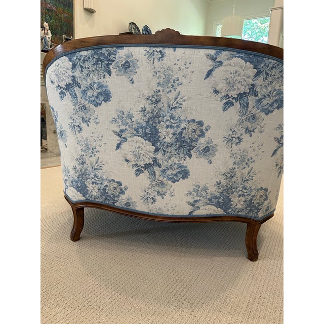 French Louis XV Style Settee & Stool – Newly Restored – Schumacher/Waverly Linen For Sale - Image 10 of 12
