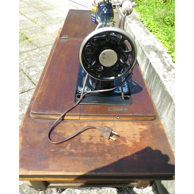 Singer Sewing Machine with Lighting, 1928 For Sale - Image 6 of 18