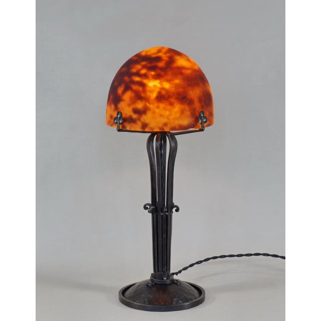 Daum frères A large 1925 French art deco lamp in wrought iron. The excellent forged base holds a beautiful Daum shade in...